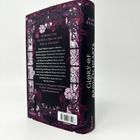 Ein Buch mit dem Text: "WORDEST DU DEINER LIEBE IN DIE HÖLLE FOLGEN?" und "GLORY OF BROKEN HEARTS". Schwarzer Umschlag mit violettem Muster.
