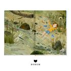 Ein Kind liegt am Wasser, Nase nach oben, Füße im Fluss. Libelle fliegt darüber. Sandufer, Felsen und Gräser sichtbar.