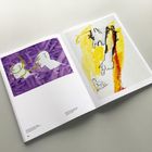 Links: Zwei Gesichter vor lila Hintergrund, verbunden durch gelbe Linien. Rechts: Abstrakte gelbe Hände und Figuren.