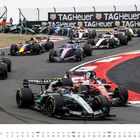 "TAG Heuer" auf Werbetafeln. Rennwagen fahren eine Kurve. Kalender: Februar. Renndatum: 14. GP China (Shanghai).
