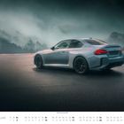 Text: "BMW M2 Coupé (G87)", "JANUAR". Auto im Nebel vor bewaldeter Landschaft. Kalender mit hervorgehobenen Tagen.