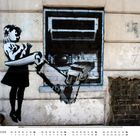 "Cash Machine, 2007, London. Ein Mädchen wird von einem Automaten hochgehoben. Februar-Kalender unten."