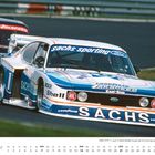 "Februar. DRM 1979 11. Lauf, VI ADAC Bilstein-Super-Sprint. Vordergrund: Rennauto, blau-weiß mit Werbung, verfolgt von einem anderen."