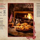 "Hagrids Felsenkekse" Rezept mit Zutaten wie Rosinen, Amaretto, Mehl. Bild: Kekse auf Holzbrett vor Kaminfeuer.