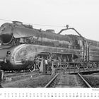 Lokomotive BR 10 001 auf einer Drehvorrichtung; Februar-Kalender mit Datumsangaben unten. Schwarz-Weiß-Fotografie.