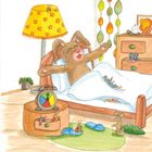 „Schon gut. Ich bin wach.“ Osterhase gähnt im Bett, streckt sich. Buntes Kinderzimmer mit Wecker, Lampe und Spielzeug.