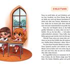 „EINLEITUNG“ in roter Schrift. Zwei Mädchen im Schuluniform sitzen an Tischen vor einem großen Fenster.