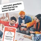 „... und nutzt geschickt Aktionskarten zu eurem Vorteil.“ Drei Personen spielen Karten; fröhliche Atmosphäre.