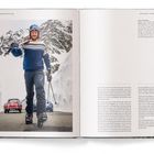 Links "PORSCHE TRAVEL GUIDE", rechts "UNTER STROM – THE PORSCHE JUMP". Ein Mann mit Ski vor schneebedeckten Bergen und Autos.