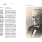 "1905", "TIME FOR THE WRIST", "ZEIT FÜRS HANDGELENK". Ein älterer Herr im Anzug, sepiafarbenes Portrait.
