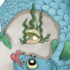 Eine farbenfrohe, verspielte Illustration: Ein blauer Fisch mit einer Schnecke im Maul schaut auf eine offene, leuchtende Auster.