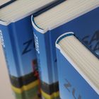 Drei Buchrücken in blau mit Namen "SEBA" und Teil eines Titels "Z..." sichtbar. Die Bücher sind fest gebunden.