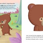 Links Textdialog zwischen Mama Bär und kleinem Schlaubär, darum herum Landschaft mit Baum, Eichhörnchen. Rechts kleiner Bär.