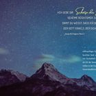 Text über Sternenhimmel und Bergen: „Ich gebe dir Schätze der Dunkelheit…“ Jesaja 45,3; Gebet für Hilfe in der Dunkelheit.