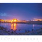 „Februar 2027 | Die Insel Sylt“. Ein großes Lagerfeuer erleuchtet die Dunkelheit, umgeben von einer Menschenmenge.