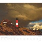 Februar 2027, Faszination Leuchttürme. Ein rot-weißer Leuchtturm steht bei stürmischen Wolken neben einem Reetdachhaus.