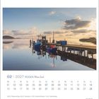 O2 | 2027 Rügen Meine Insel. Kalender mit Foto eines Bootsanlegers bei ruhigem Wasser und blauem Himmel im Sonnenaufgang.
