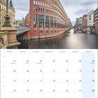 Kalenderblatt für Februar 2027 mit Feiertagen. Foto von einem Kanal und modernen Backsteingebäude in Hamburg.