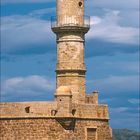 Kalender Februar 2027, Leuchtturm Kolpos Chanion, Kreta, Griechenland. Bild eines Leuchtturms mit blauem Himmel.