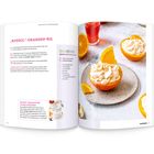 „APEROL“-ORANGEN-EIS. Rezept mit Zutaten: Mascarpone, Orangen, Sahne. Foto: Zwei Orangenhälften mit Sahne.