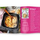 Rechts, auf pinkem Hintergrund: "INHALT" und Kapitelüberschriften. Links, Nudelgericht in einer Heißluftfritteuse mit Holzlöffel. 