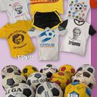 T-Shirts mit Fußballmotiven: "WM 82 SPANIEN", "WORLDCUP 1974 GERMANY", "ESPANA 82". Darunter Bälle mit Autogrammen.