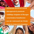 Text vor einem Himmel: Demokratie Schritt für Schritt; praxisnah; Aufgaben & Übungen; Sozialformen; Lebenswelt der Kinder; Unterricht. Kinder halten Hände zusammen.
