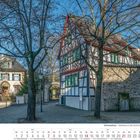 2 2027, Siebengebirge, Kalender mit Fachwerkhaus, Bäume, blauer Himmel.
