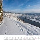 Kalenderblatt Februar 2027. Winterlandschaft an einem Fluss, verschneite Weinberge und Spuren im Schnee.
