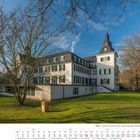 Bonn - Schloss Deichmannsaue im Sonnenschein, umgeben von kahlen Bäumen und grünem Rasen. Datum unten: Februar 2027.