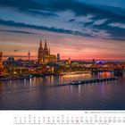 "2027, Februar, Köln - Altstadtpanorama mit Hohenzollernbrücke. Abendstimmung am Fluss mit beleuchteter Stadt."