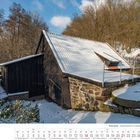 "Remscheid - Steffenshammer im Gelpetal." Ein altes Gebäude mit verschneitem Dach in winterlicher Waldlandschaft.