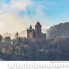 Kalender mit Februar 2027. Bild einer Burg auf einem nebligen Hügel, umgeben von Bäumen, klarer blauer Himmel.