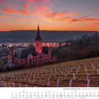 „Der Rhein von Mainz bis Köln - Schloss Arenfels in Bad Hönningen“. Ein Schloss bei Sonnenuntergang, vorn Weinberge.