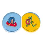 Ein Igel paddelt in einem Kanu, ein Frosch trägt einen Schwimmring.