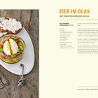 EIER IM GLAS AUF TOMATEN-AVOCADO-SALSA. Rezept und Bild von einem Gericht mit Eiern, Brot und Salsa auf weißem Teller.