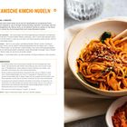 PIKANTE KOREANISCHE KIMCHI-NUDELN. Rezept für scharfe Nudeln mit Kimchi, Lauch, Knoblauch, Bohnen, Sojasauce und Sesam.