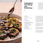 Auberginen mit Zhoug und Dattelsirup, Rezept für 4 Personen. Bild zeigt gebratene Auberginenscheiben mit Zhoug und Sirup.