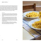 Text: Miso e Pepe, Zutaten, Zubereitung. Ein Teller mit gelber Pasta in cremiger Soße, eine Gabel hebt Nudeln an.