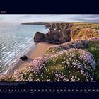 04 April. Küstenlandschaft mit Klippen, Strand und blühenden rosa Blumen. Kalender unten mit Daten von Donnerstag bis Sonntag.