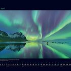"04 April" steht oben links. Unten ist ein Monatskalender. Nordlichter über einer spiegelnden Wasserlandschaft.