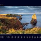 "10 Oktober" steht oben. Küstenlandschaft mit steilen Klippen und Felsen im Meer. Unten ein Kalendarium.