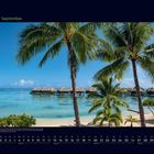 09 September. Beschreibung eines Strandes mit Palmen und Bungalows auf Stelzen im klaren blauen Wasser, friedliche Szene.