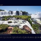 04 April, ein Kalender mit einem Bild von imposanten Wasserfällen, grüner Vegetation und klarem blauen Himmel.