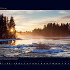 02 Februar. Schneebedeckte Bäume und ein zugefrorener Fluss in morgendlichem Sonnenlicht. Kalender im Querformat.
