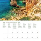 Kalender für Juni 2027. Schöne Felsküste mit klarem, türkisfarbenem Meer im Hintergrund.