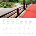 Kalender für März 2027. Grün bepflanzter japanischer Garten mit Steinen und einer Veranda mit rotem Teppich.