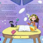 Text: "Es hat funktioniert!" Illustration: Ein Mädchen mit Zauberstab, fliegende Küchengegenstände, Katze auf Tisch.