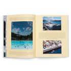 Text oben links: Diskussion über Wasser als Merkmal städtischer Gebiete in der Schweiz.  
Text unten links: Beschreibung eines Freibads in Queens, New York City.  
Text oben rechts: Schwimmbad-Design für Oslo und seine Naturverbundenheit.  
Text unten rechts: Der Hafenbad in Kopenhagen und seine vielfältige Nutzung.