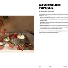 WASSERMELONE POPSICLES, Rezept mit Minzjoghurt und Olivenöl. Foto: Wassermelonen am Stiel in Eis, Hand greift nach einem.